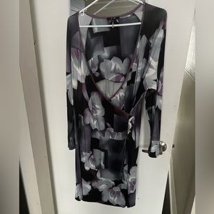 Gorgeous wrap front floral dress. Lightweight and form fitting. TTS